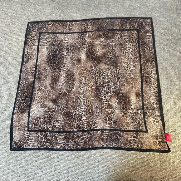 OSCAR de la renta Scarf Black Brown 100% Silk Animal Pattern Scarf 34 x  34 - Picture 1 of 3